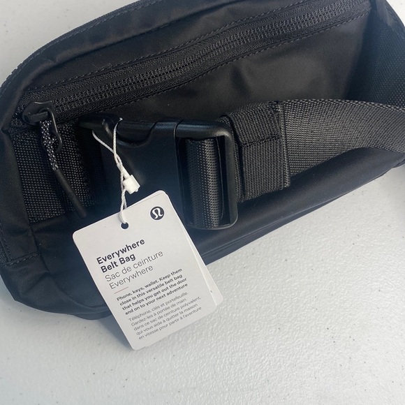 ๐ NWT LULULEMON BLACK EVERYWHERE BELT BAG - Picture 2 of 3